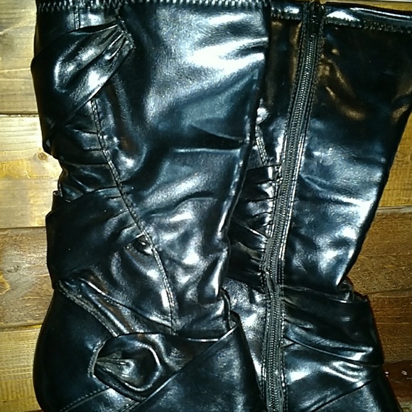 Boots - Picture 3 of 4